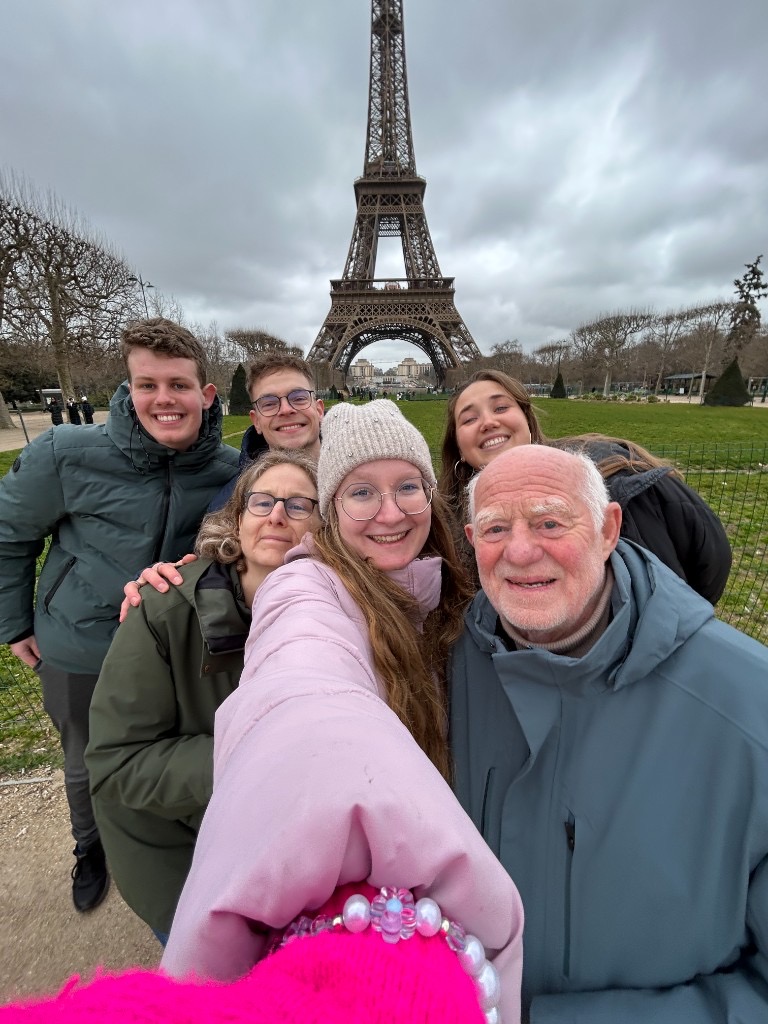 Jongeren en senioren op een citytrip voor de Eiffeltoren in Parijs